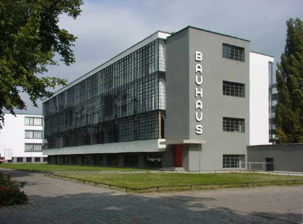 Edificio de la Bauhaus en Dessau, diseñado por Walter Gropius.