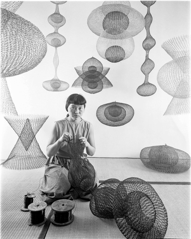 La artista Ruth Asawa haciendo esculturas de alambre, California, EE. UU., noviembre de 1954; imagen: Nat Farbman/The LIFE Picture Collection/Shutterstock; obra: © 2026 Ruth Asawa Lanier, Inc., Cortesía David ZwirnerLa artista Ruth Asawa haciendo esculturas de alambre, California, EE. UU., noviembre de 1954; imagen: Nat Farbman/The LIFE Picture Collection/Shutterstock; obra: © 2026 Ruth Asawa Lanier, Inc., Cortesía David Zwirner