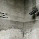 Obra del artista BANKSY titulada What arte you looking at?