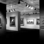 Fotografía de instalación de Women Artists 1550–1950, una exposición presentada en el Brooklyn Museum del 1 de octubre de 1977 al 27 de noviembre de 1977. La exposición se mostró previamente en el Los Angeles County Museum, del 23 de diciembre de 1976 al 13 de marzo de 1977; en la University of Texas en Austin, del 12 de abril al 12 de junio; y en el Museum of Art del Carnegie Institute en Pittsburgh, del 14 de julio al 4 de septiembre. Fue comisariada por la Dra. Ann Sutherland Harris y la Dra. Linda Nochlin. Entre las pinturas visibles en esta imagen se encuentran El primer sentimiento de la coquetería (Le premier sentiment de coquetterie) de Pauline Auzou, un autorretrato de Angelica Kauffmann, Enfant de troupe de Eva Gonzalès y El estudio de Abel de Pujol de Adrienne Grandpierre-Deverzy.