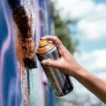 Mujer pintando con un spray
