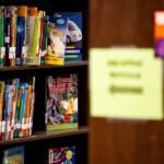 Vista de una estantería con libros infantiles