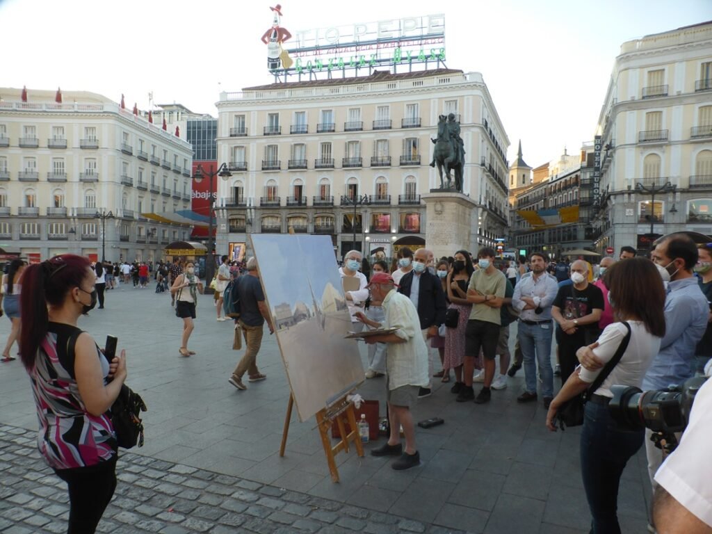 Antonio López pintando en la Puerta del Sol de Madrid en julio de 2021