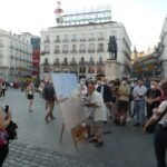 Antonio López pintando en la Puerta del Sol de Madrid en julio de 2021