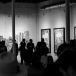 Personas en el interior de un museo